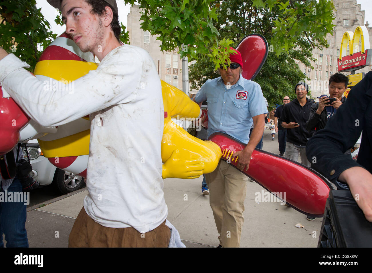 New York, NY, USA. 16 Oct, 2013. L'insaisissable graffeur Banksy a fait sa 16e art travail d'une sculpture en fibre de verre du célèbre fast food mascot Ronald McDonald obtenir ses chaussures a brillé par un vrai jeune homme à l'extérieur d'un restaurant McDonalds du South Bronx. La pièce fut bientôt entouré par une équipe dédiée à la suite que Banksy a créé. Le président de l'arrondissement du Bronx Ruben Diaz également tourné jusqu'à voir la dernière pièce Banksy. Il est arrivé que la mascotte a été emmené dans une autre McDonalds dans le Bronx. Crédit : Scott Houston/Alamy Live News Banque D'Images