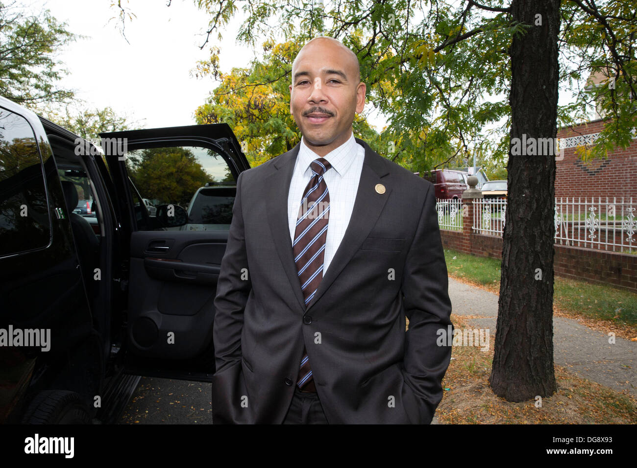 New York, NY, USA. 16 Oct, 2013. L'insaisissable graffeur Banksy a fait sa 16e art travail d'une sculpture en fibre de verre du célèbre fast food mascot Ronald McDonald obtenir ses chaussures a brillé par un vrai jeune homme à l'extérieur d'un restaurant McDonalds du South Bronx. La pièce fut bientôt entouré par une équipe dédiée à la suite que Banksy a créé. Le président de l'arrondissement du Bronx Ruben Diaz également tourné jusqu'à voir la dernière pièce Banksy. Il est arrivé que la mascotte a été emmené dans une autre McDonalds dans le Bronx. Crédit : Scott Houston/Alamy Live News Banque D'Images