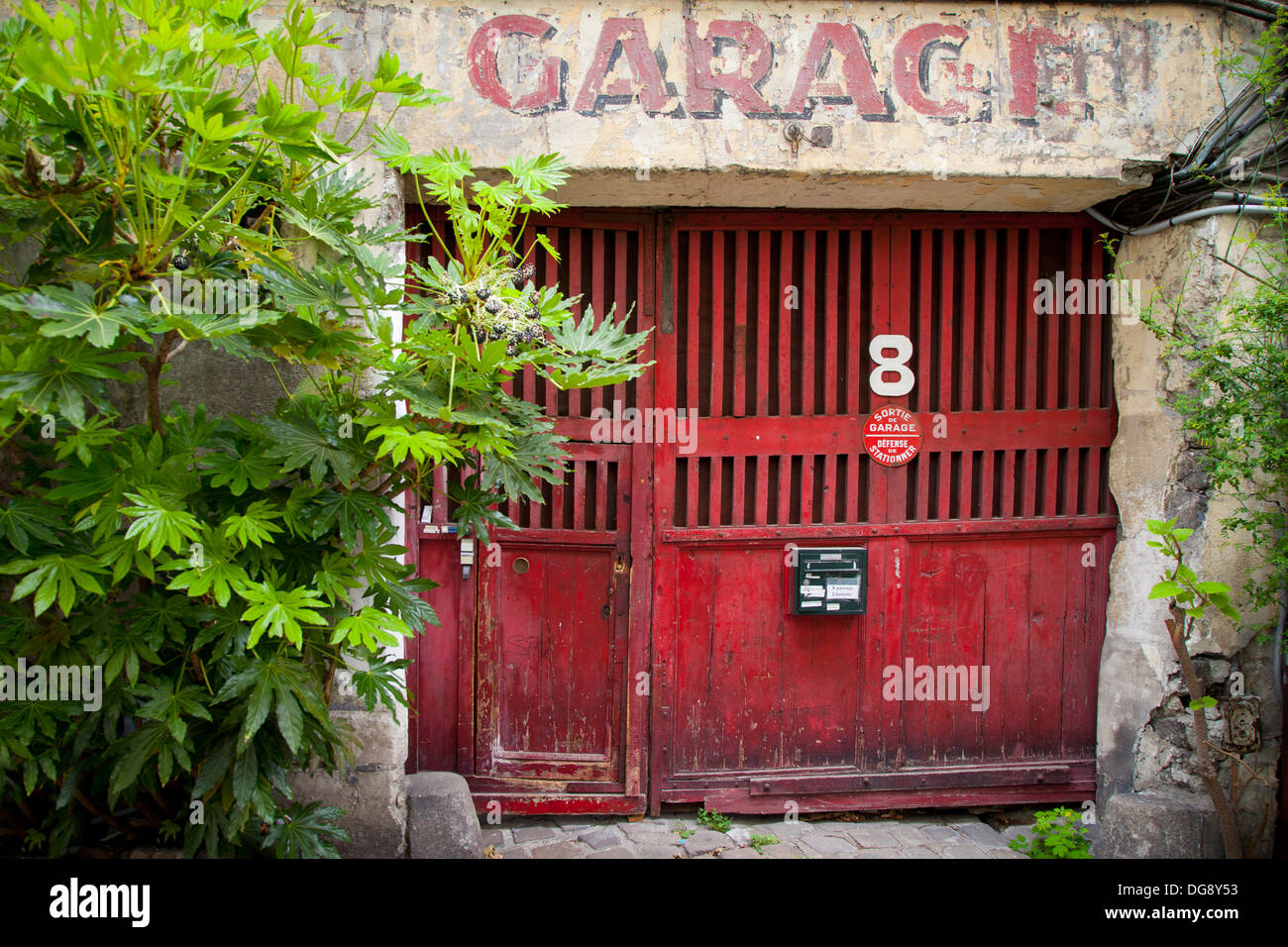 Ancien garage porte près de la rue de Faubourg Saint-Antoine, Paris France Banque D'Images
