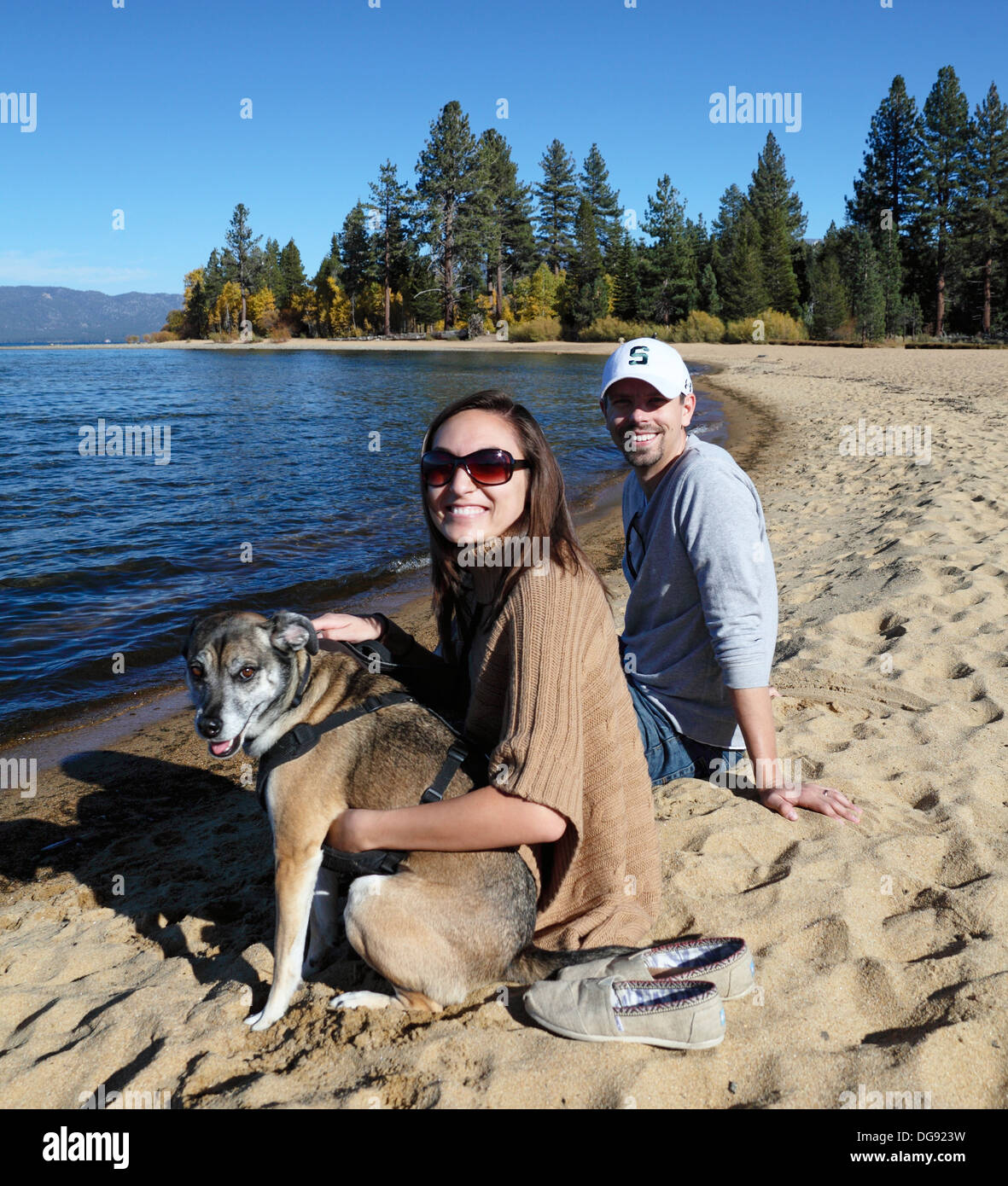 Couple avec chien à Kiva Beach à Lake Tahoe Banque D'Images