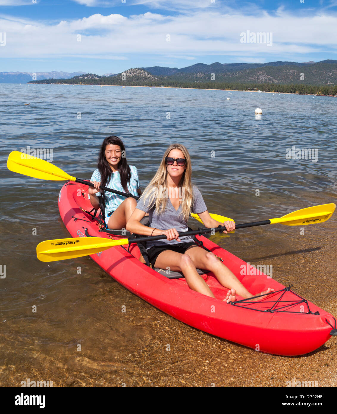 Les femmes dans les deux personne kayak beach à Lake Tahoe Banque D'Images