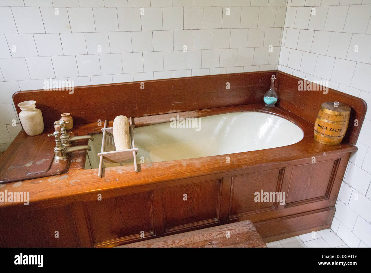 Une vieille baignoire à Cragside, Rothbury, Northumberland, la demeure de  Lord Armstrong, un ingénieur et inventeur, victorien Photo Stock - Alamy