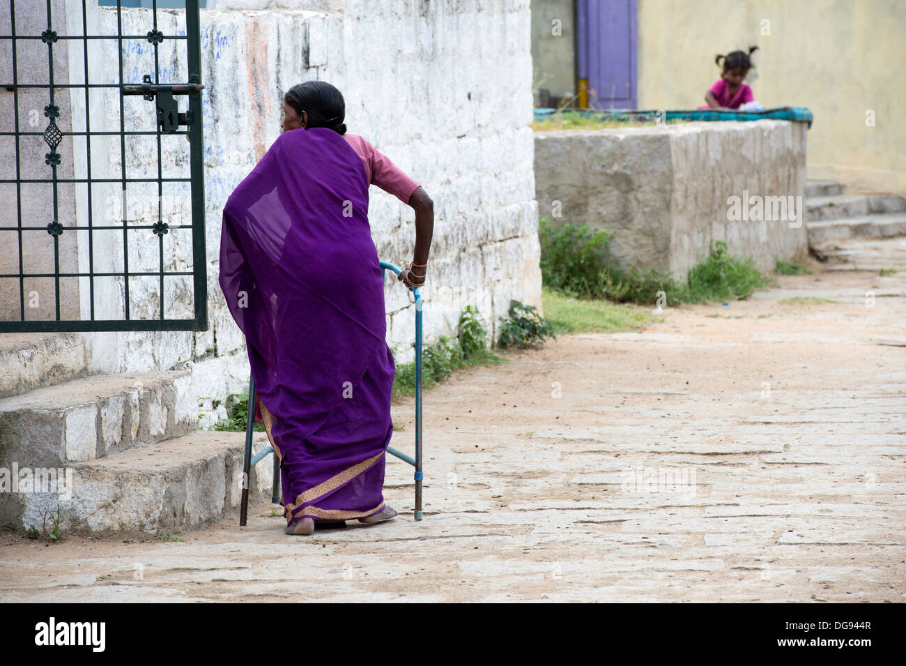 Personnes âgées femme indienne avec un déambulateur arrivant à Sri Sathya Sai Baba l'hôpital mobile. L'Andhra Pradesh, Inde Banque D'Images