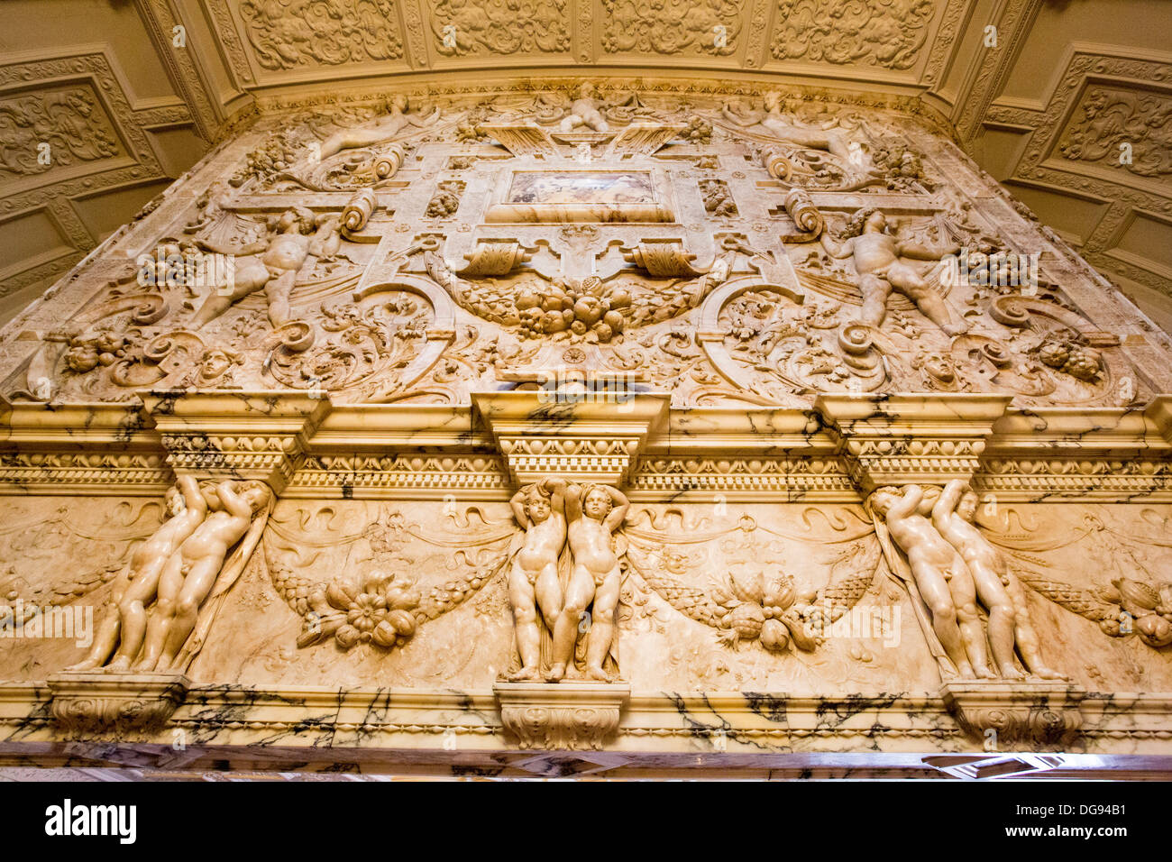Un incendie à surround en marbre Cragside, Rothbury, Northumberland, la demeure de Lord Armstrong, un ingénieur et inventeur de l'époque victorienne, qui s'est tourné vers la première chambre Cragside dans le monde à être éclairée par l'hydro-électricité. Banque D'Images