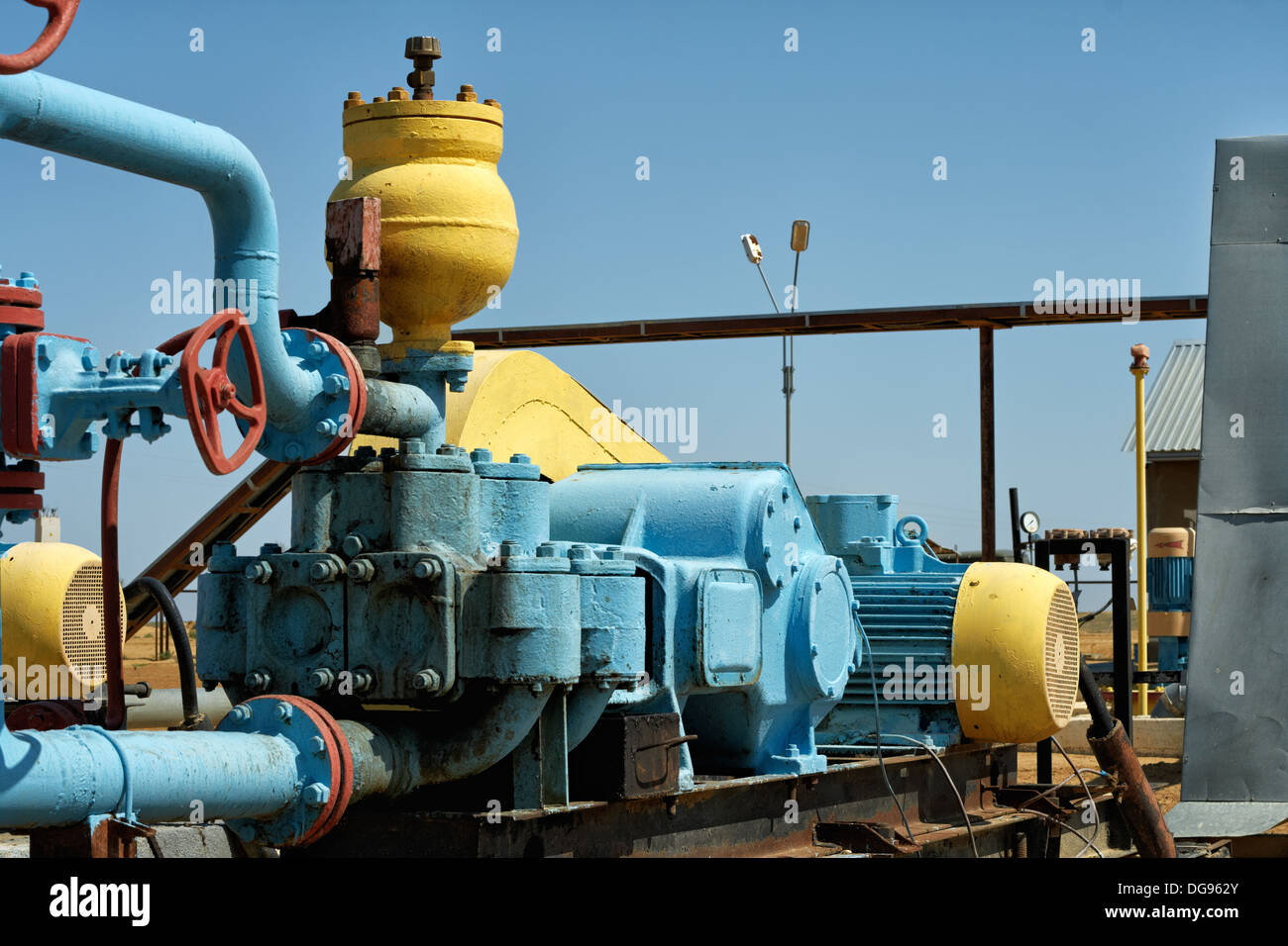 L'équipement, l'industrie, métal, huile, pression, tuyaux, pompe, vanne, technologie, bleu, moteur, l'usine, la machine, de la tuyauterie, de la production, Banque D'Images