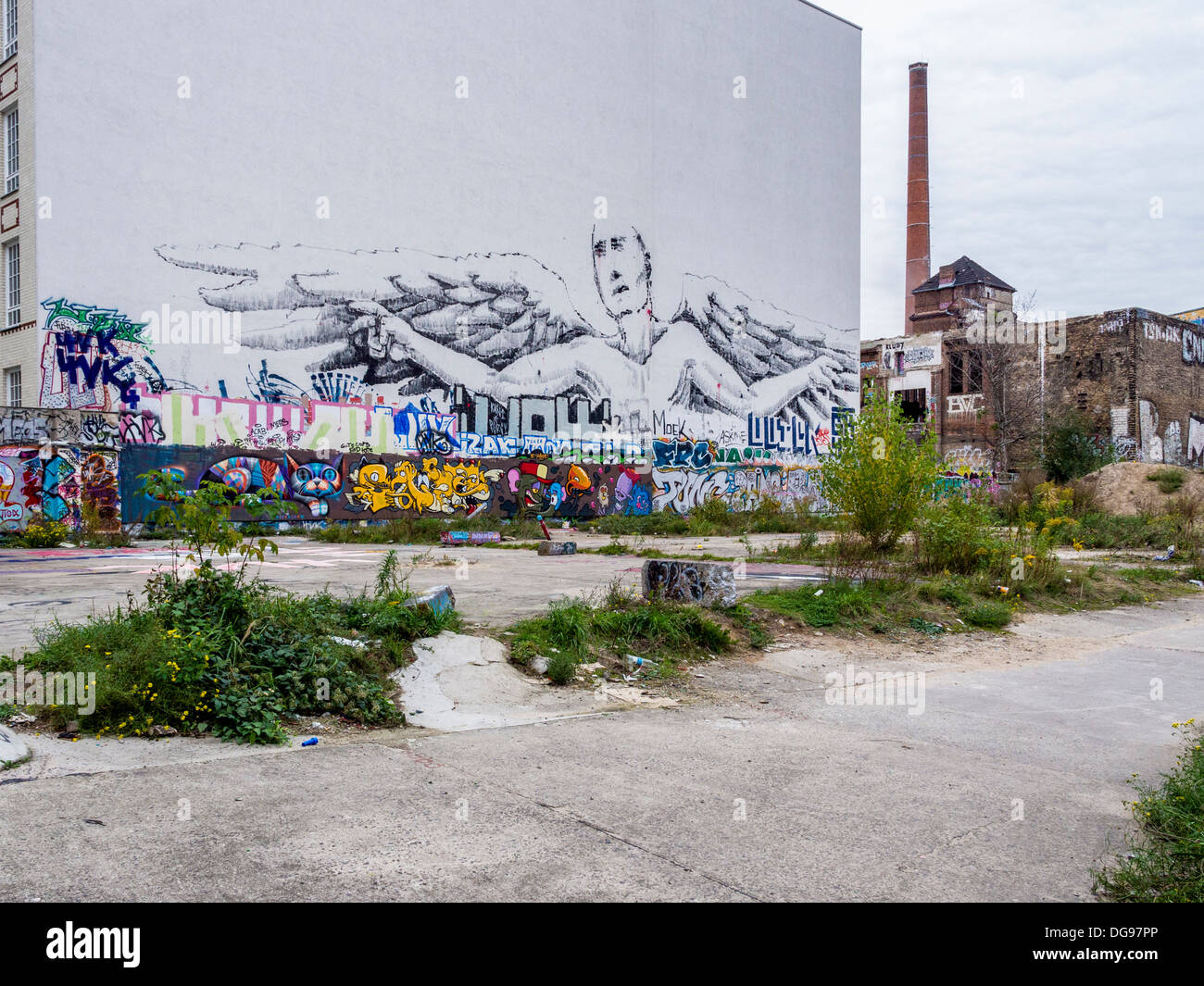 Street art et Graffiti sur un mur dans l'enceinte de l'usine de Glace, abandonnés, Køpenickerstrasse Eisfabrik, Berlin Banque D'Images