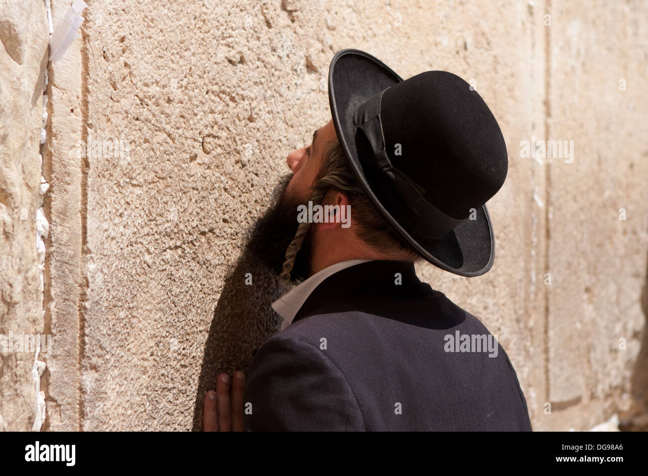 L'homme de prier au mur des lamentations Jérusalem israël Banque D'Images