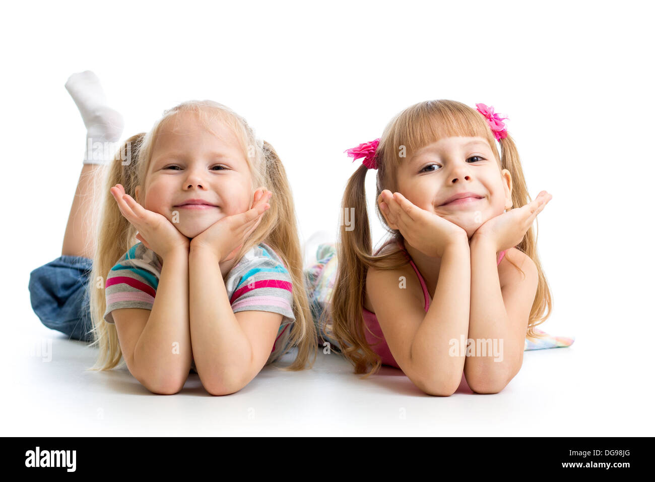 Deux enfants filles lying together Banque D'Images