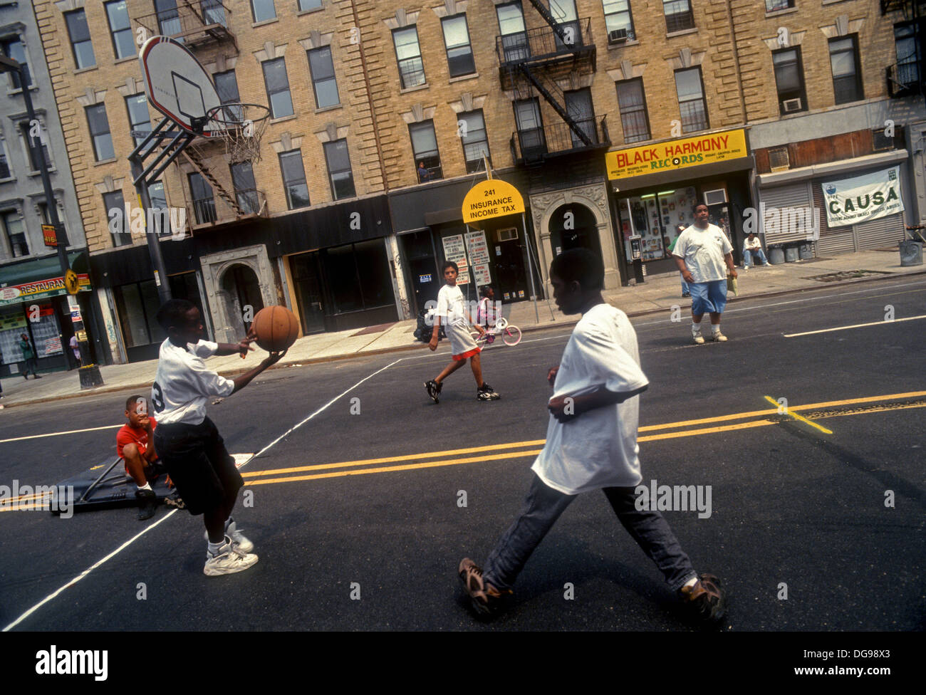 New York, NY - Août 1994 - les enfants jouer à la balle lors d'une foire de rue dans la région de West Harlem. Rassemblement pour stopper la violence. Banque D'Images