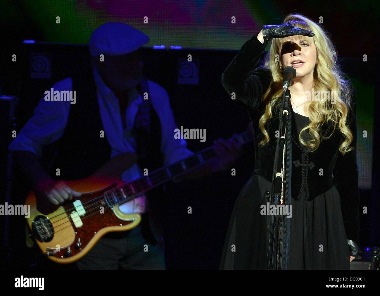 Berlin, Allemagne. 16 Oct, 2013. Le chanteur Stevie Nicks de la British-American rock Fleetwood Mac exécute sur scène à l'O2 World à Berlin, Allemagne, 16 octobre 2013. Photo : Britta Pedersen/dpa/Alamy Live News Banque D'Images