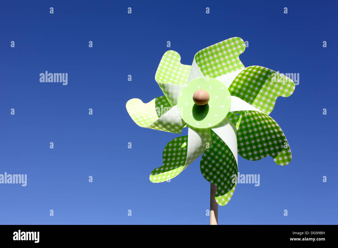 Moulinet jouet contre ciel bleu clair Banque D'Images