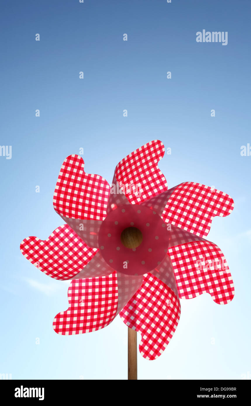 Moulinet jouet contre ciel bleu clair Banque D'Images