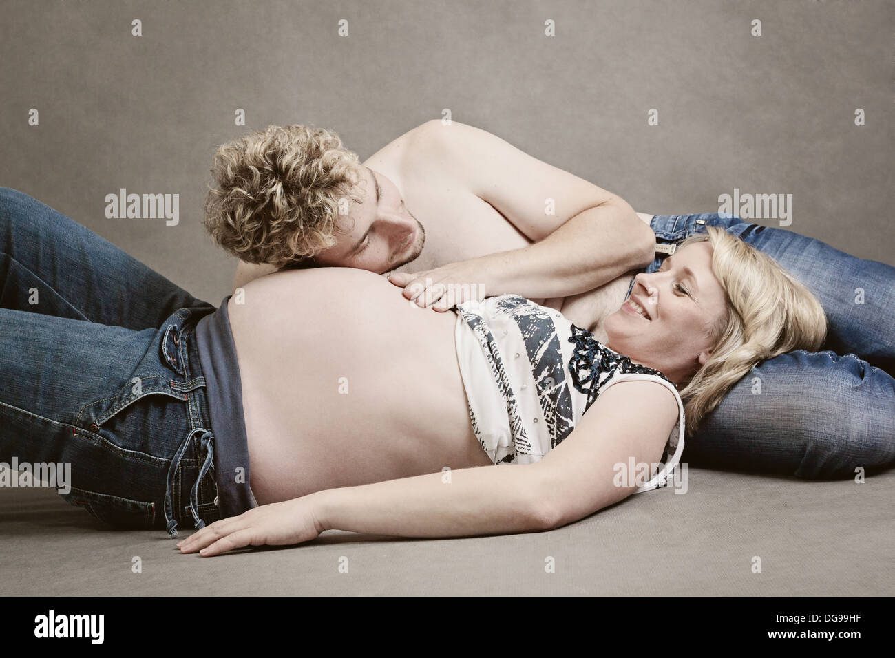 Un Jeune Pere Aimant Pose Sa Tete Sur Le Ventre De Sa Femme Enceinte A Ecouter Les Battements De Coeur De Son Bebe A Naitre Photo Stock Alamy
