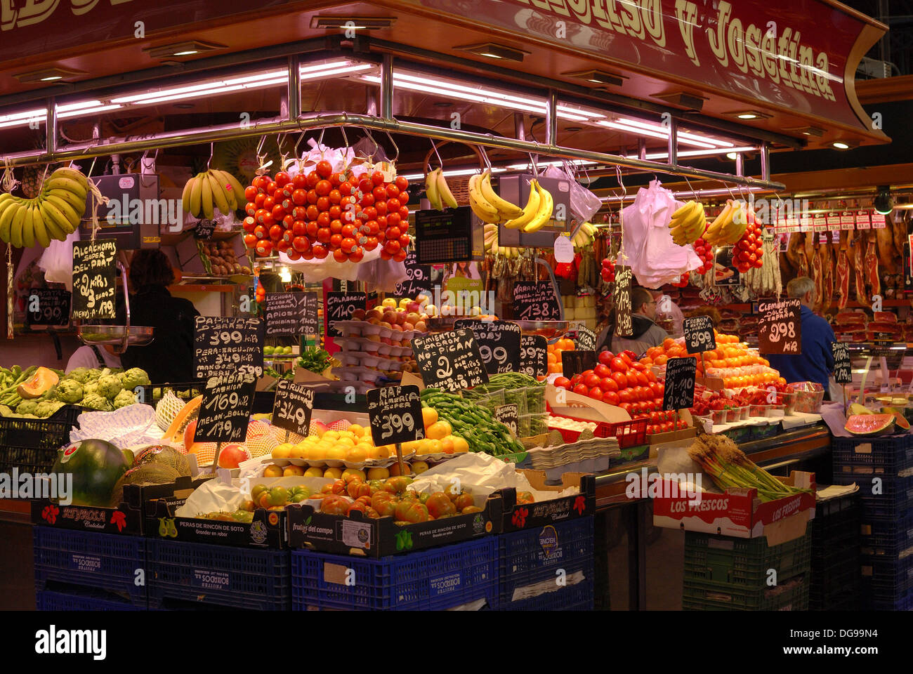 Magasin de fruits et légumes dans le marché couvert La Boqueria sur Las  Ramblas. Barcelone. La Catalogne. L'Espagne Photo Stock - Alamy
