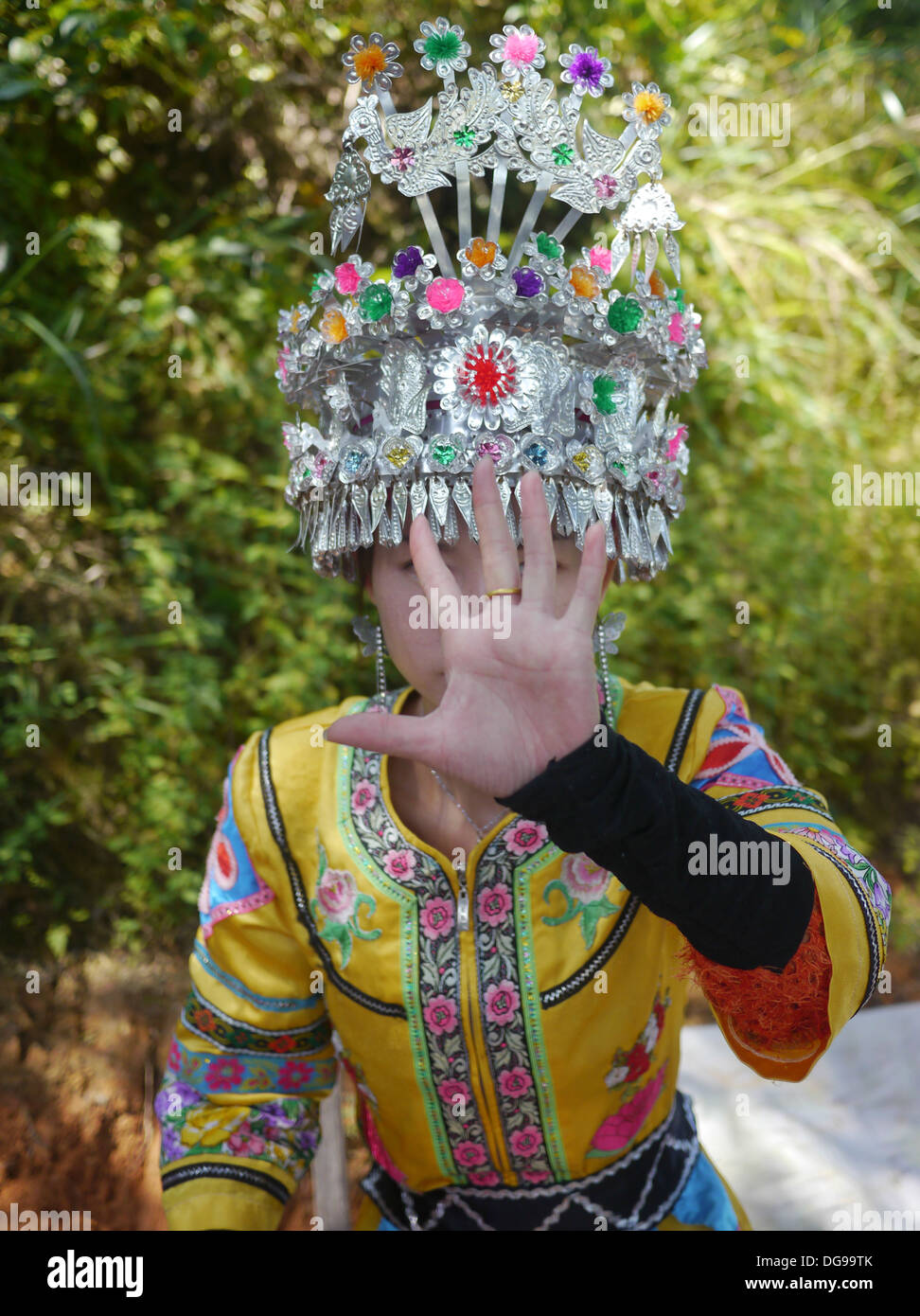 Chine, Province du Guangxi, Guilin, fille avec un costume traditionnel Banque D'Images