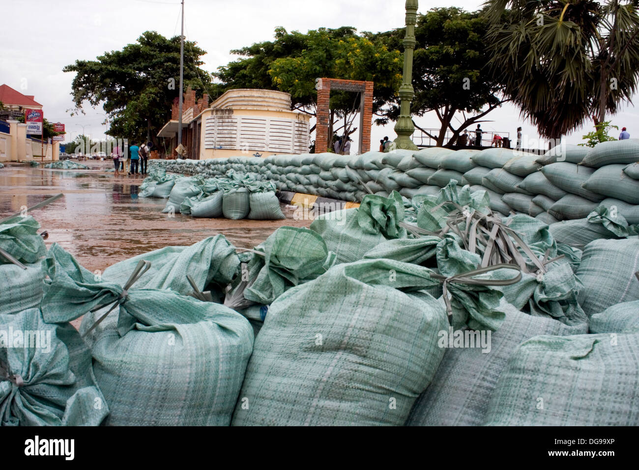Des sacs sont empilés sur la rive du Mékong pour prévenir les inondations dans la région de Kampong Cham, au Cambodge. Banque D'Images