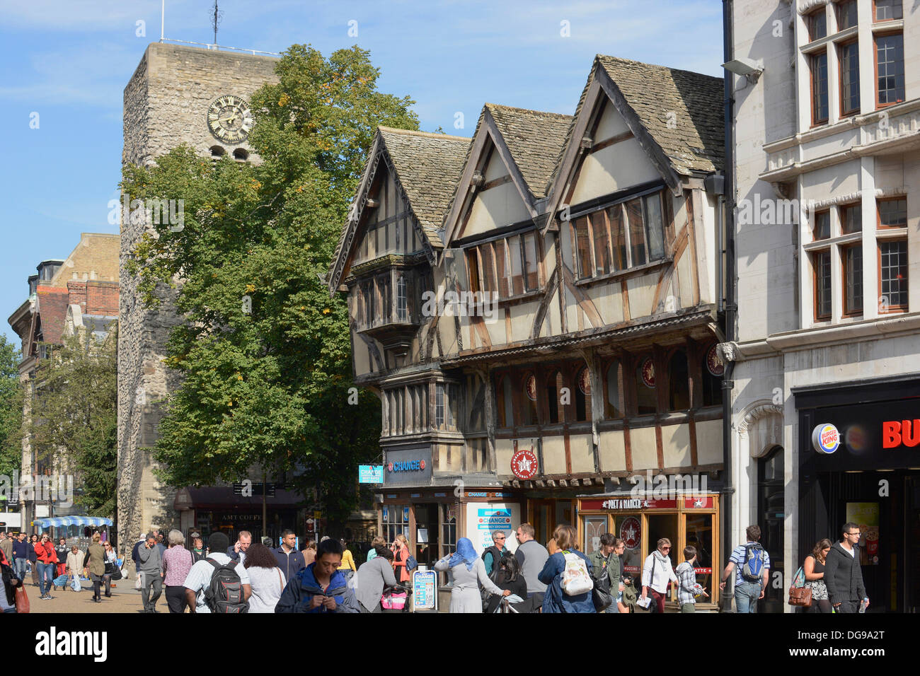 Cornmarket Street à Oxford. L'Angleterre. Occupé avec les consommateurs et les touristes. L'église de la ville de Saint Michel à la porte nord. Banque D'Images