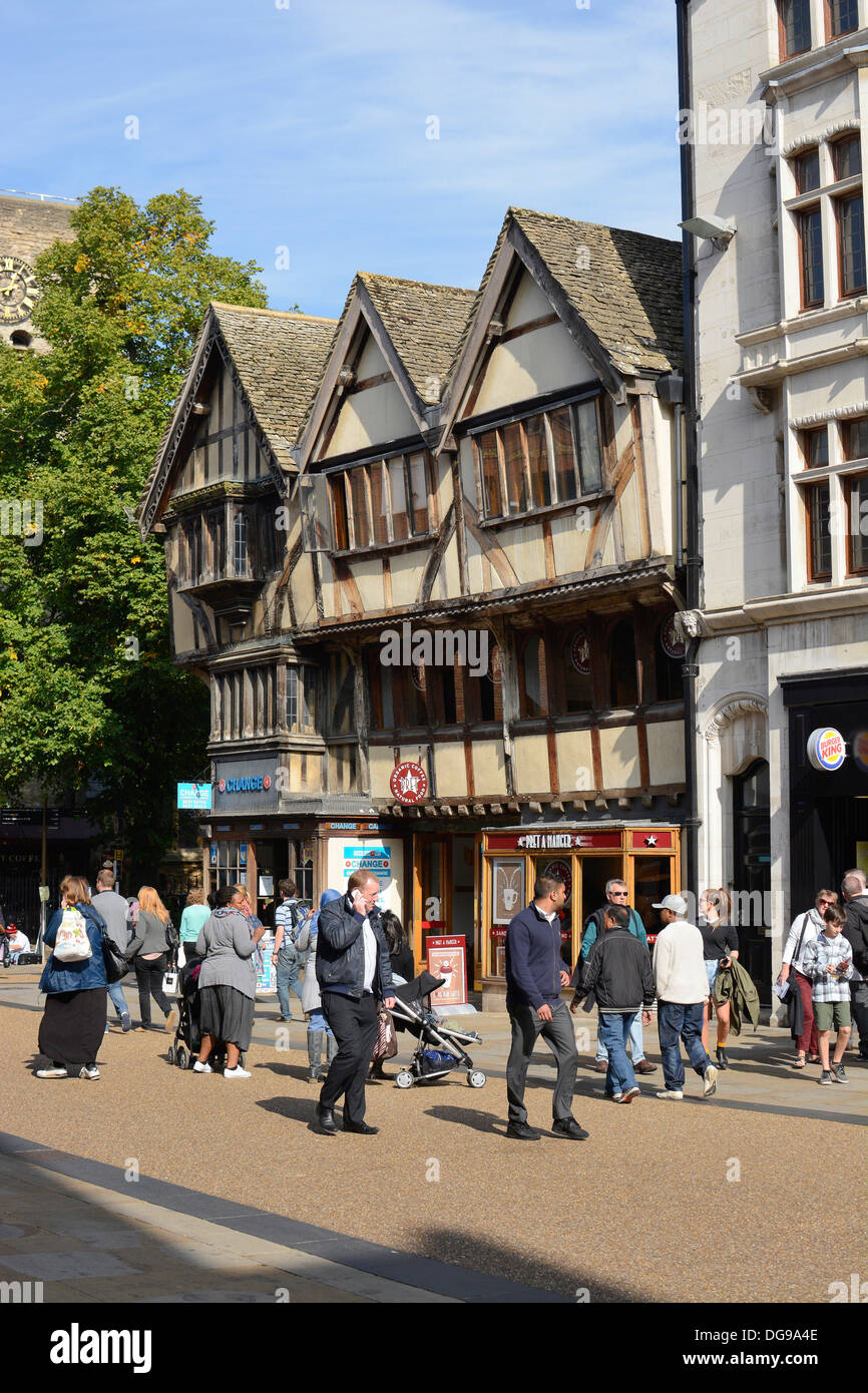 Cornmarket Street à Oxford. L'Angleterre. Occupé avec les consommateurs et les touristes. Banque D'Images