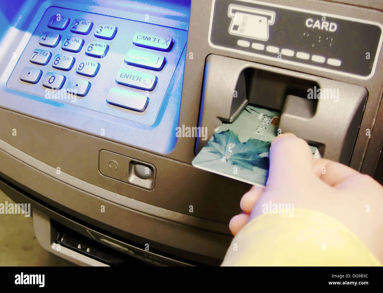 Femme insérer la carte pour retirer de l'argent Banque D'Images