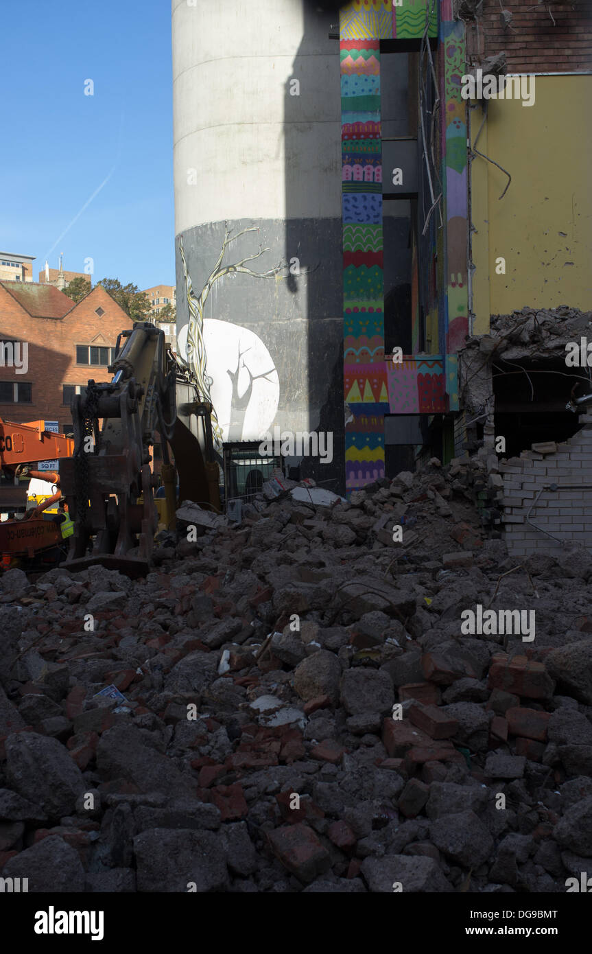 Bristol, Royaume-Uni. 17 Oct, 2013. Démolition de l'œil à regarder qui était l'ex-magistates' court à Bristol commence Crédit : Rob Hawkins/Alamy Live News Banque D'Images