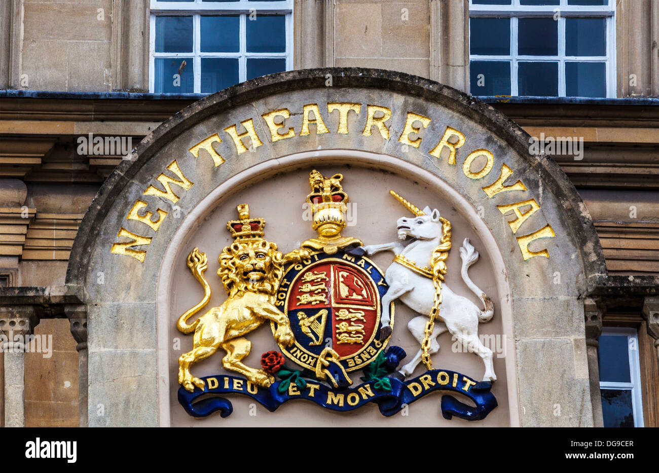Les armoiries royales au-dessus de l'entrée du nouveau Théâtre Royal de Bath, Royaume-Uni. Banque D'Images