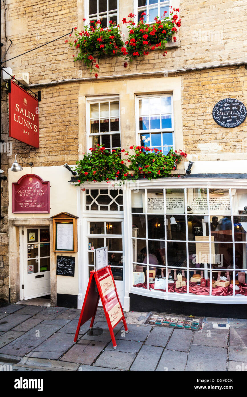 L'extérieur de Sally Lunn's, la plus ancienne maison de baignoire et maintenant une célèbre maison de thé. Banque D'Images