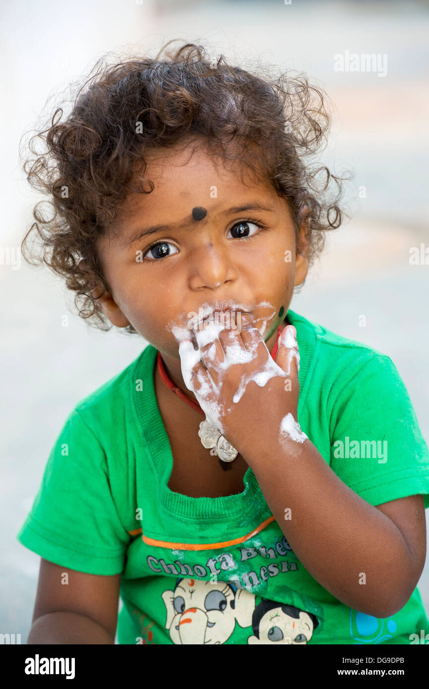 Jeune indienne / taux de consommation de crème glacée dans un village de l'Inde rurale. L'Andhra Pradesh, Inde Banque D'Images