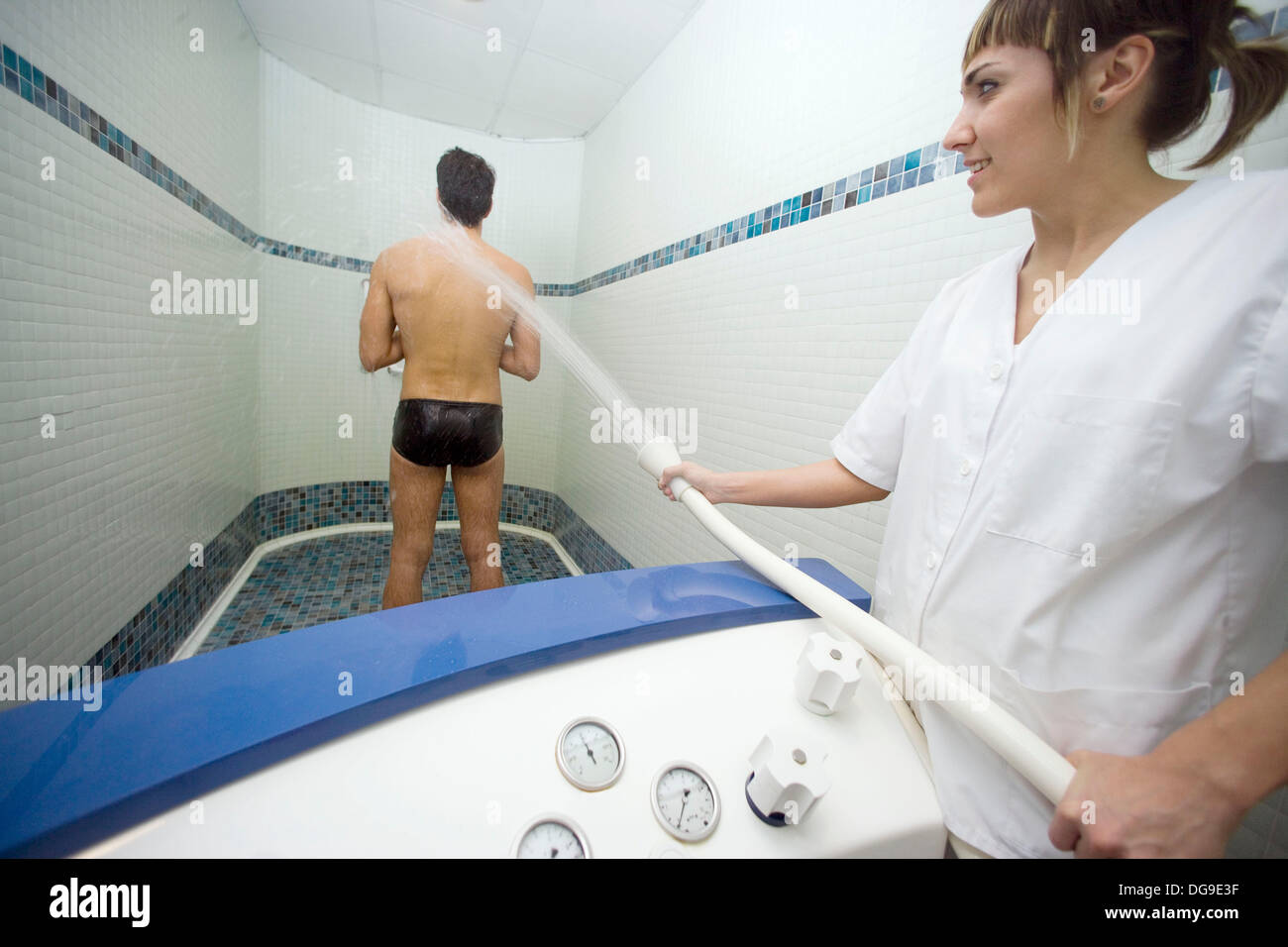 Une douche à jets. Massage de l'eau vivifiante pour soulager des domaines  spécifiques de maux ou les muscles serrés Photo Stock - Alamy