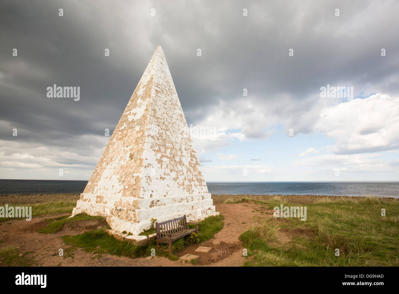 Un phare sur l'Île Sainte, Chef Emmanuel, Northumberland, Angleterre. Banque D'Images