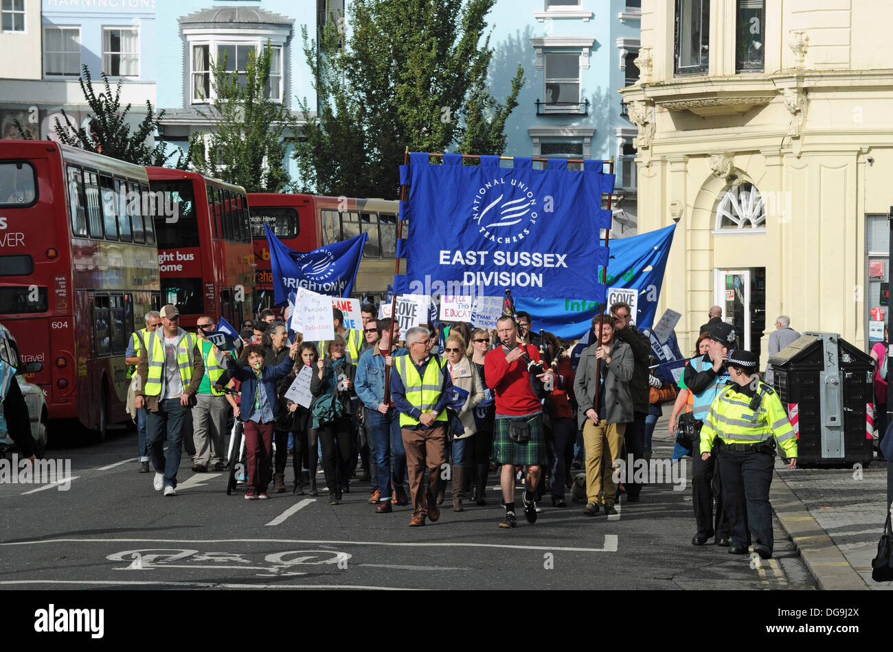 Des milliers d'enseignants en grève dans Brighton aujourd'hui dans le cadre de leurs plans nationaux d'action d'un jour contre les coupures à leur solde et pensions Banque D'Images