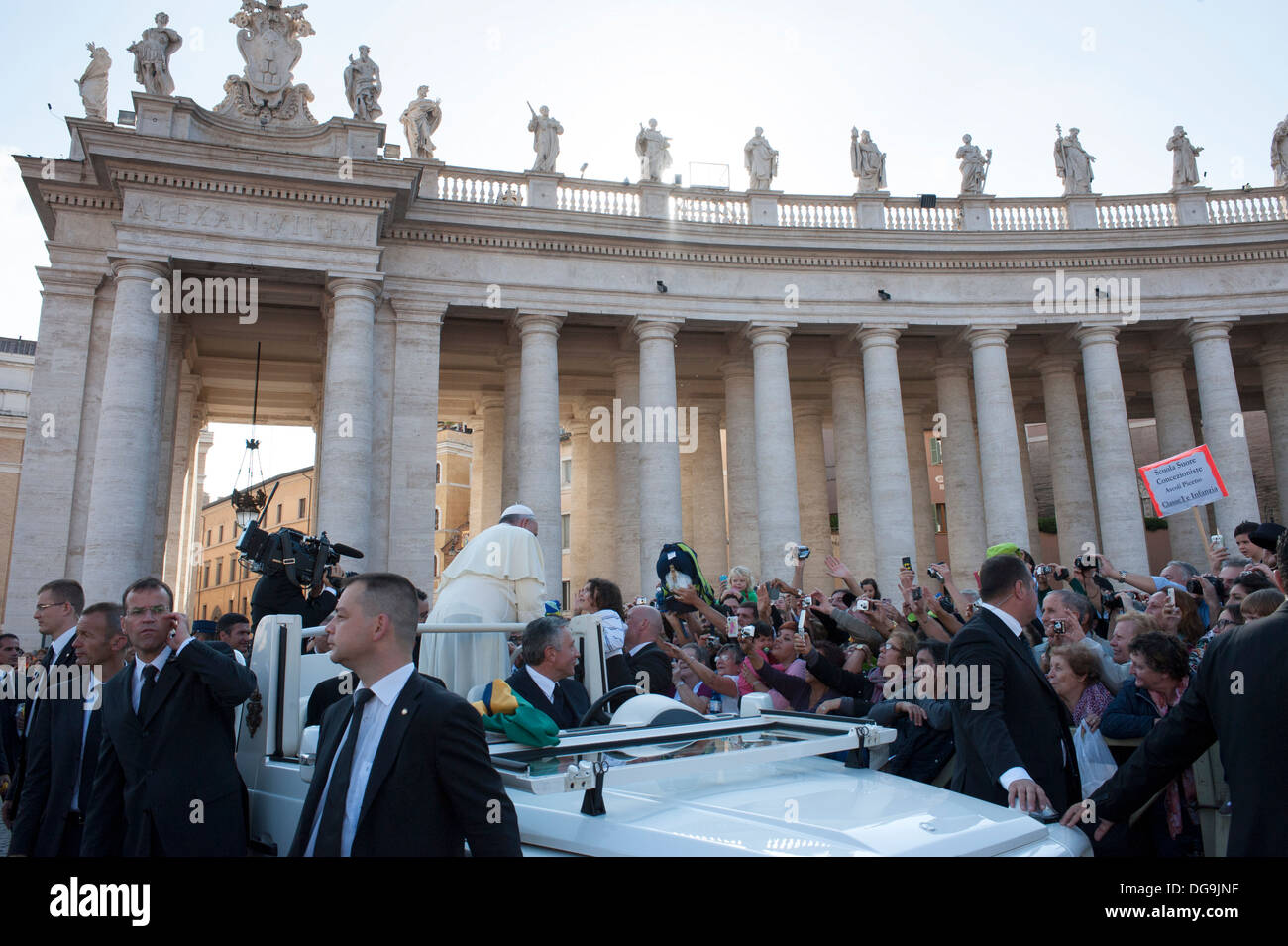 Le pape François salue les fidèles sur la place Saint-Pierre. Banque D'Images