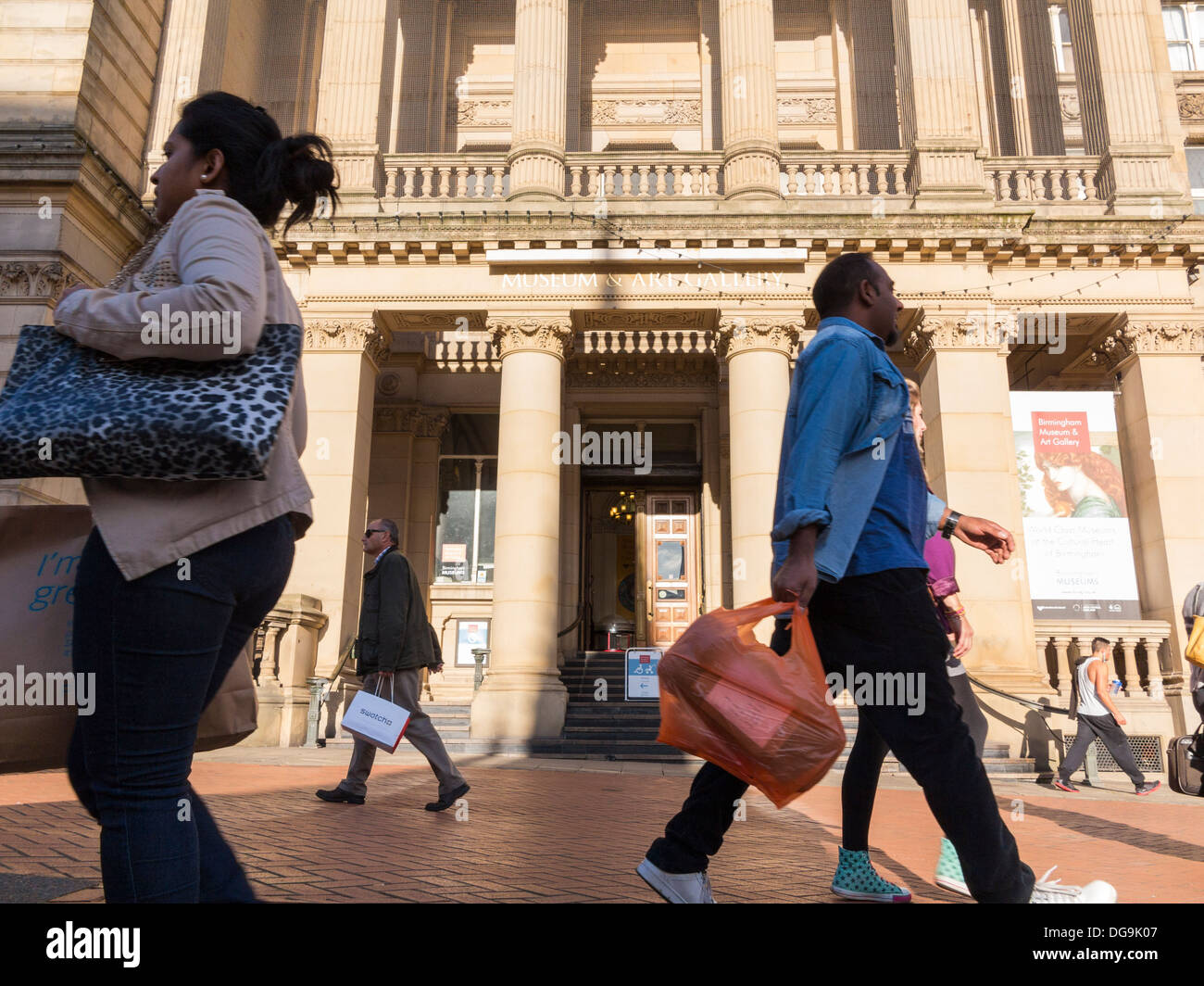 Les gens et l'architecture à l'extérieur du Birmingham Museum and Art Gallery Chamberlain Square, Birmingham, Angleterre Banque D'Images