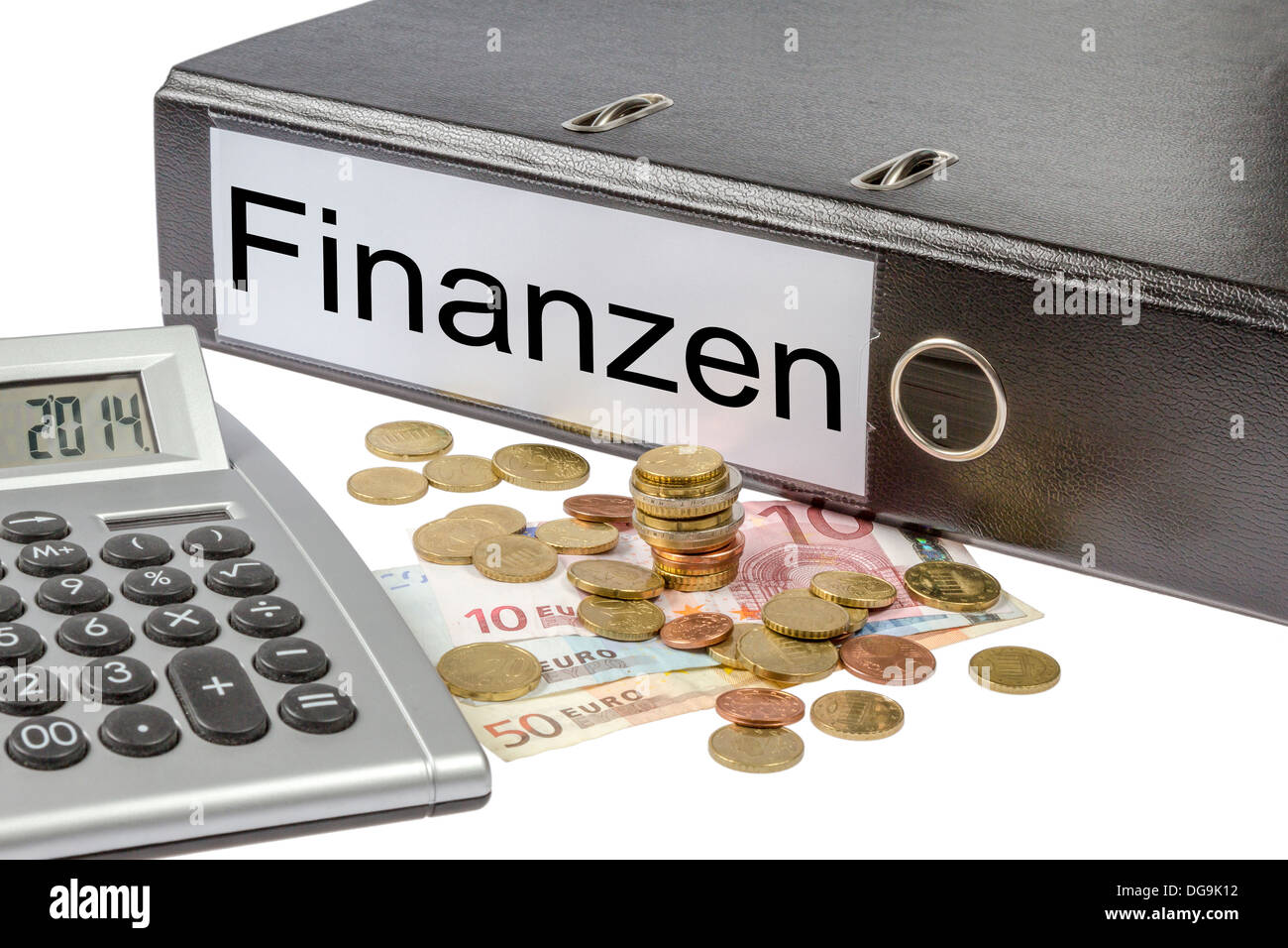 Un classeur étiqueté d'esprit, le mot allemand Finanzen (Finances) calculatrice et monnaie européenne isolé sur fond blanc Banque D'Images