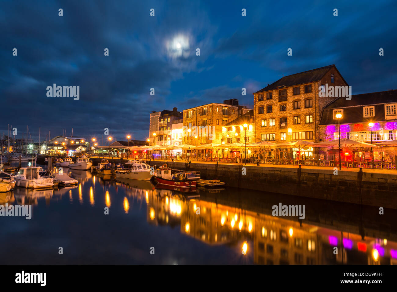 Barbican de Plymouth, dans la nuit. Banque D'Images