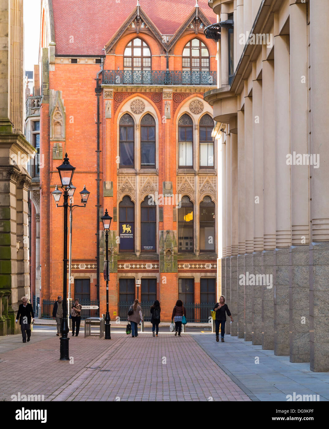 Les gens et l'architecture dans le centre-ville de Birmingham, Brimingham, Midlands, Angleterre Banque D'Images