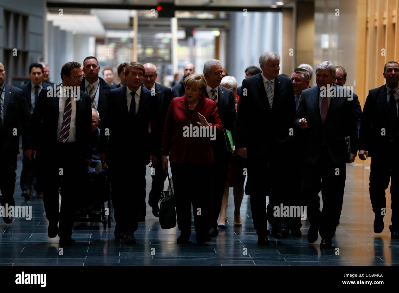 Berlin, Allemagne. October 17th, 2013. troisième conversation exploratoire entre les dirigeants du parti CSU/CDU et SPD pour la possible formation d'un gouvernement de coalition réalisé au niveau de la société parlementaire allemand à Berlin. / Photo : Leadders de la CSU/CDU. Credit : Reynaldo Chaib Paganelli/Alamy Live News Banque D'Images