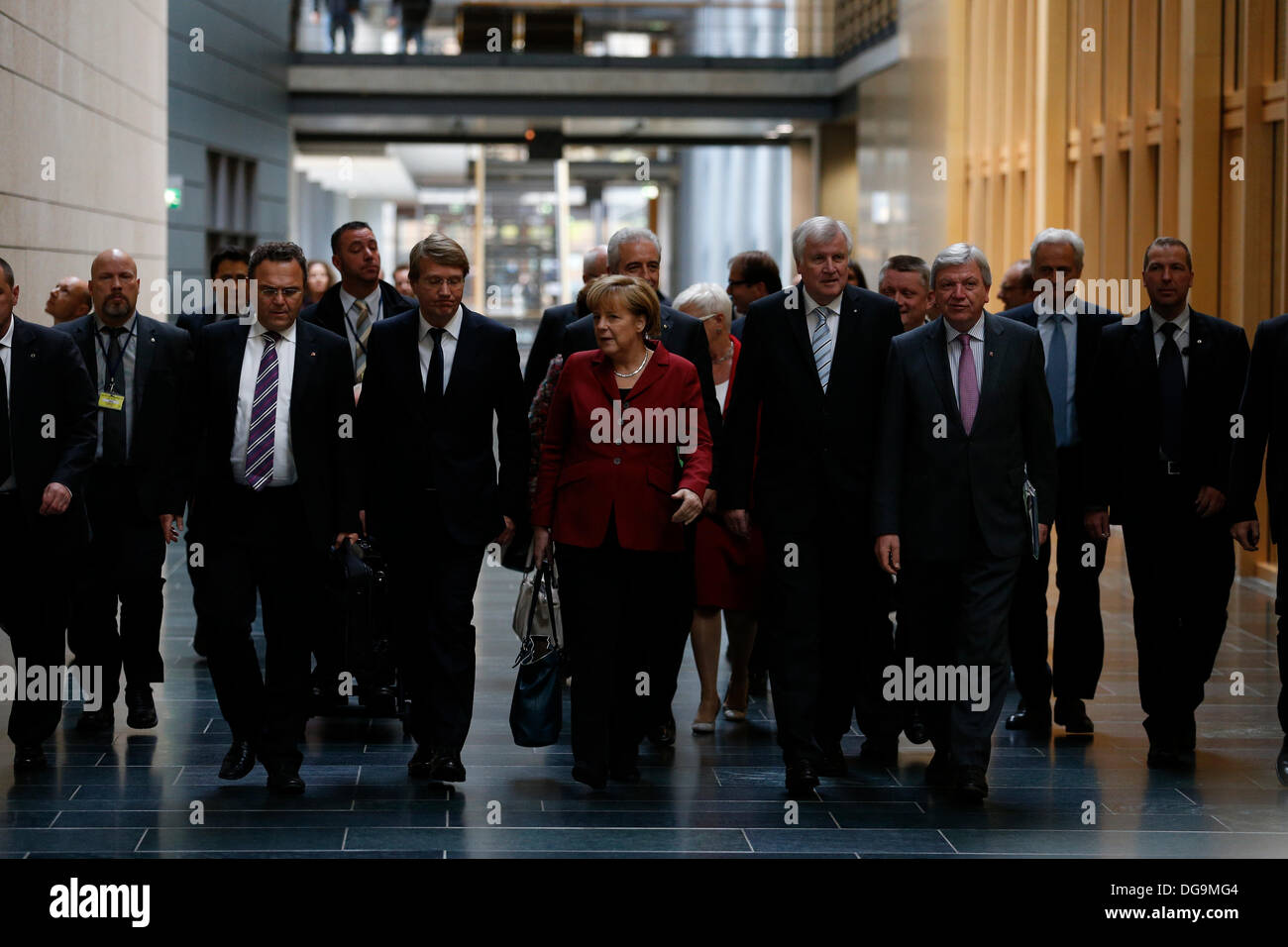 Berlin, Allemagne. October 17th, 2013. troisième conversation exploratoire entre les dirigeants du parti CSU/CDU et SPD pour la possible formation d'un gouvernement de coalition réalisé au niveau de la société parlementaire allemand à Berlin. / Photo : Leadders de la CSU/CDU. Credit : Reynaldo Chaib Paganelli/Alamy Live News Banque D'Images