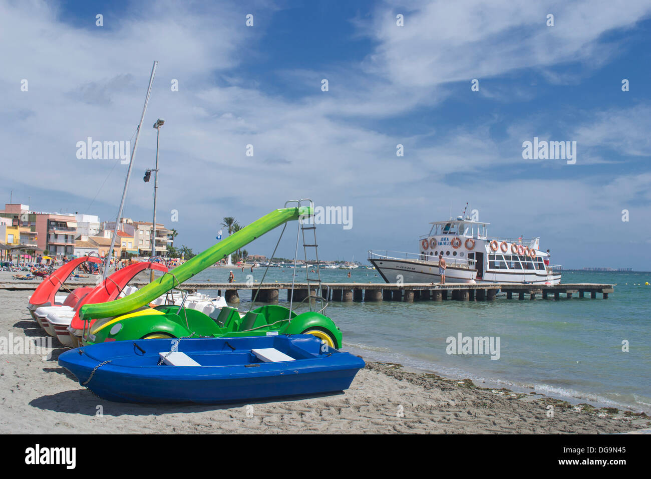 Navire de plaisance amarrés sur la Mar Menor, avec de petits bateaux et de glissades d'eau au premier plan, Mar Menor, Murcia, Los Alcazares, Banque D'Images