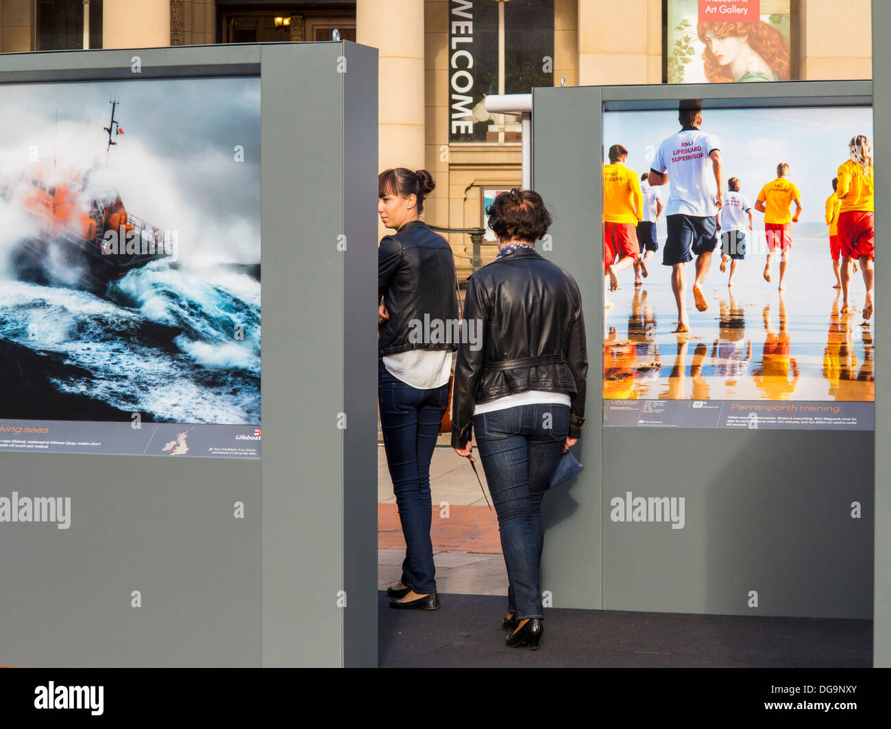 Exposition photographique et les visiteurs à l'extérieur du Birmingham Museum and Art Gallery, Birmingham, Angleterre Banque D'Images