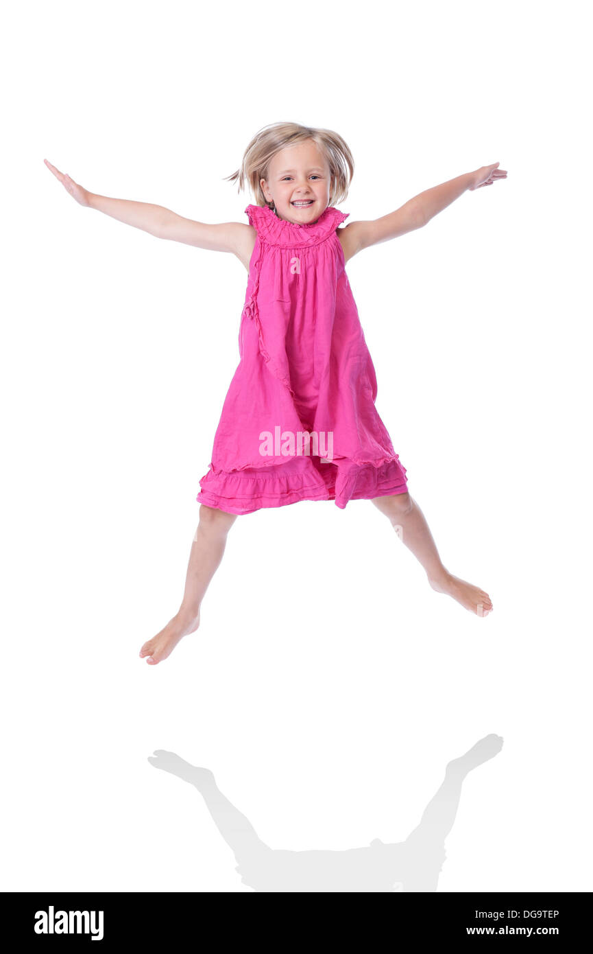 Jumping girl in pink dress, isolé sur fond blanc Banque D'Images