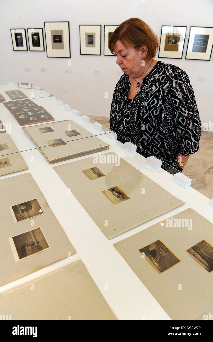 Brno, République tchèque. 17 Oct, 2013. Moins connu et célèbre ses travaux de photographe moderniste tchèque Jaromir Funke sont perçus au sein de l'exposition appelée entre construction et de l'émotion dans la Galerie morave à Brno, en République tchèque, le 17 octobre 2013. © Vaclav Salek/CTK Photo/Alamy Live News Banque D'Images