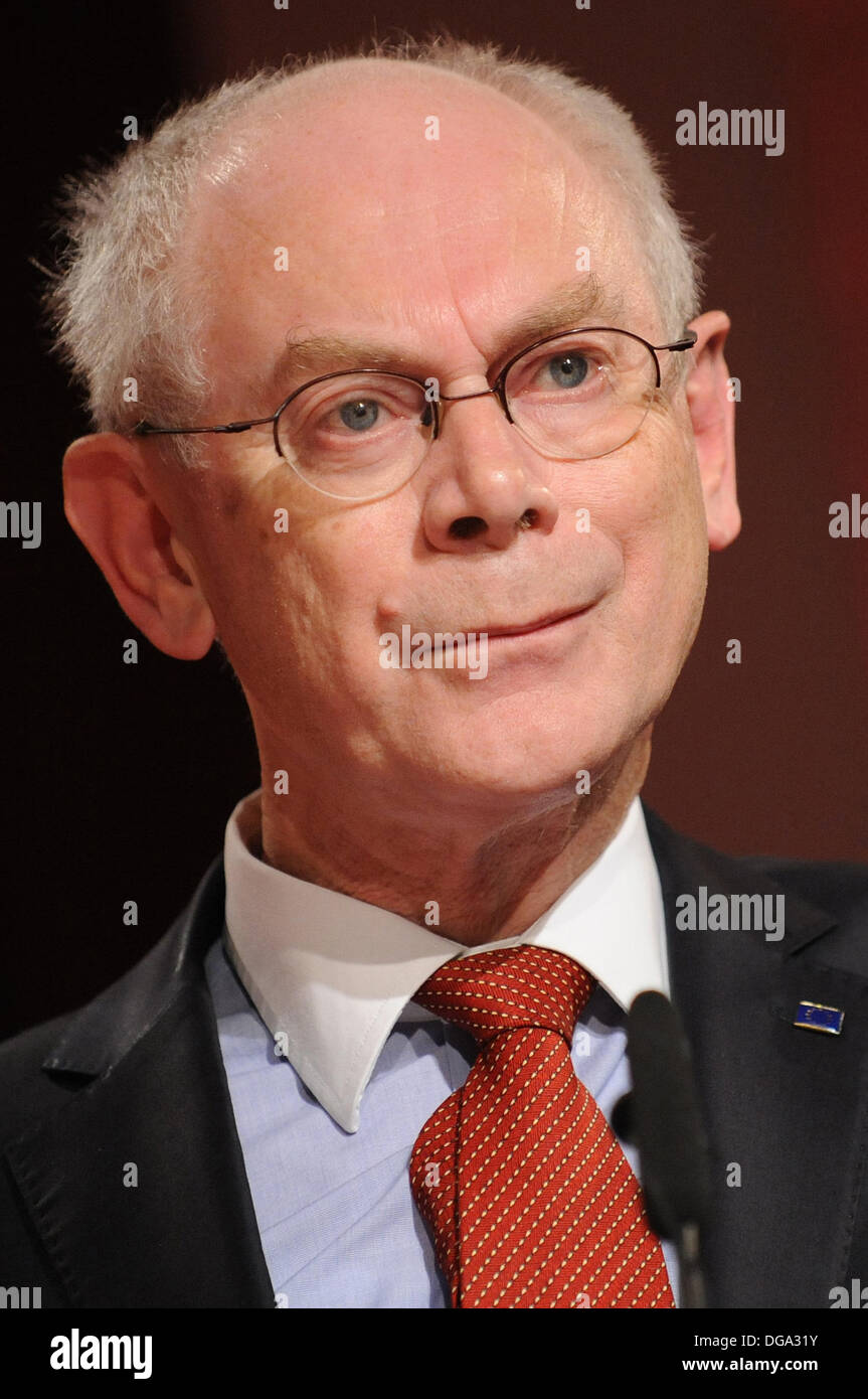 Munich, Allemagne. 17 Oct, 2013. Le président du Conseil européen, Herman Van Rompuy, prend la parole à un colloque pour la célébration de la 40 e anniversaire de la Convention sur le brevet européen à l'Office européen des brevets à Munich, Allemagne, 17 octobre 2013. Photo : Andreas Gebert/dpa/Alamy Live News Banque D'Images
