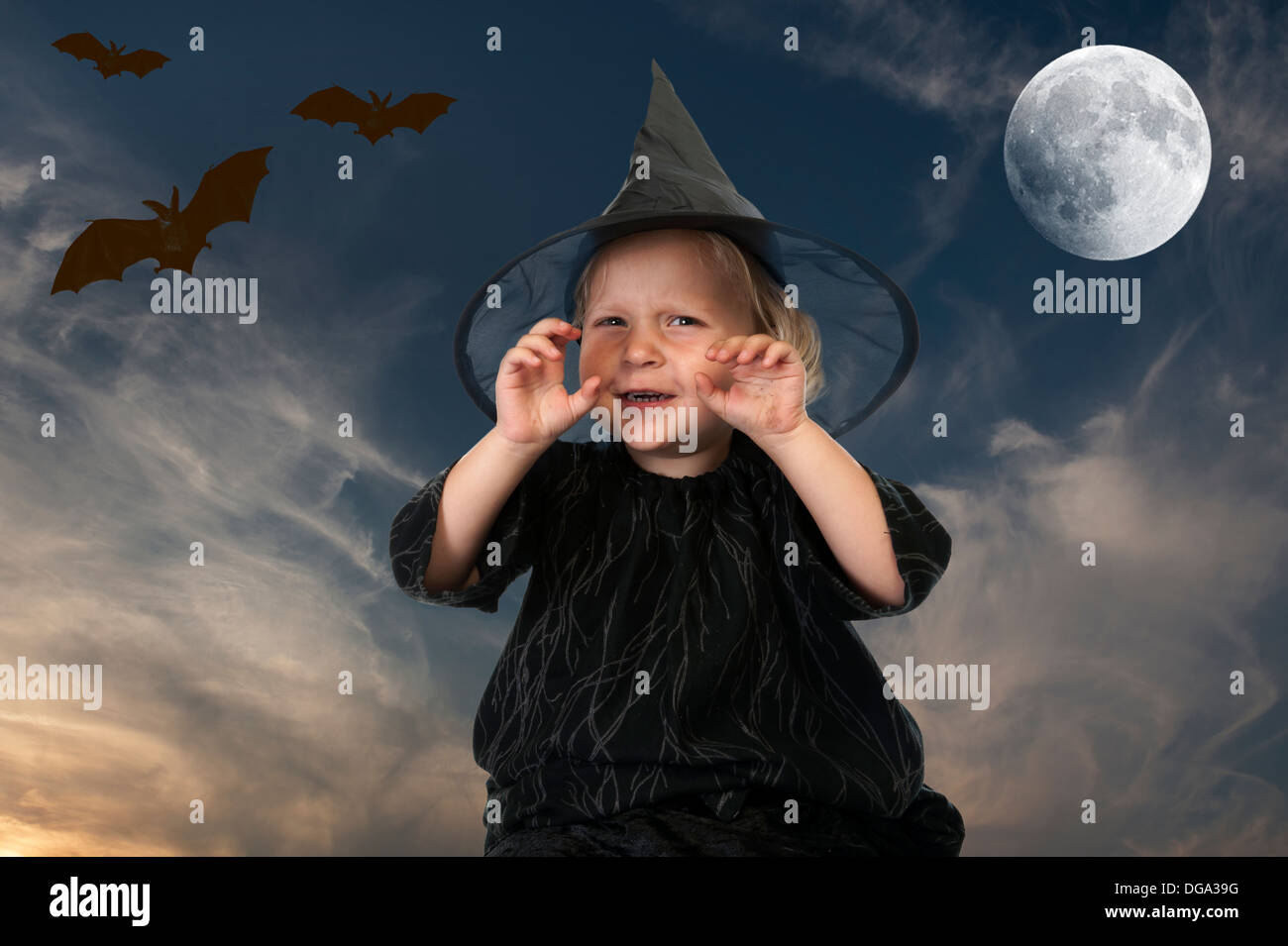 Petite sorcière halloween, nuit avec lune et les chauves-souris fond Banque D'Images