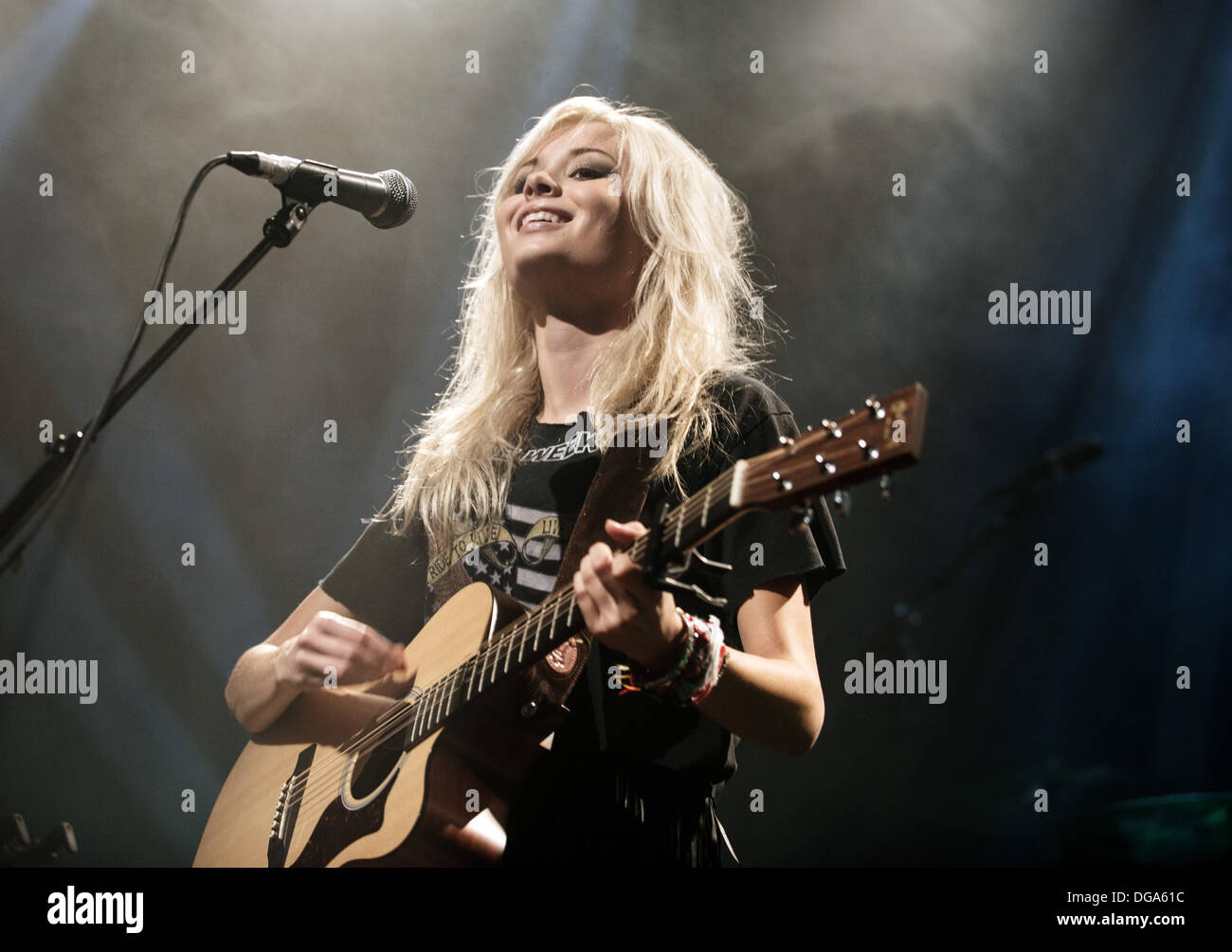 Glasgow, Ecosse, Royaume-Uni. 16 octobre 2013. La chanteuse écossaise Nina Nesbitt joue sur la scène à l'O2 ABC le 16 octobre 2013 à Glasgow, Écosse Crédit : Sam Kovak/Alamy Live News Banque D'Images