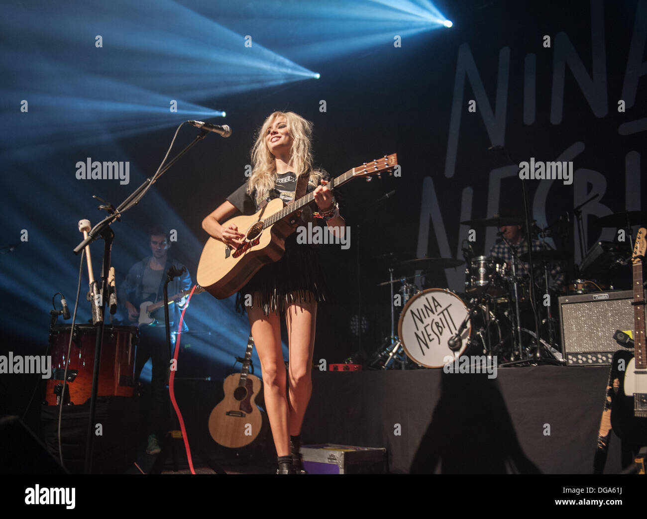 Glasgow, Ecosse, Royaume-Uni. 16 octobre 2013. La chanteuse écossaise Nina Nesbitt joue sur la scène à l'O2 ABC le 16 octobre 2013 à Glasgow, Écosse Crédit : Sam Kovak/Alamy Live News Banque D'Images