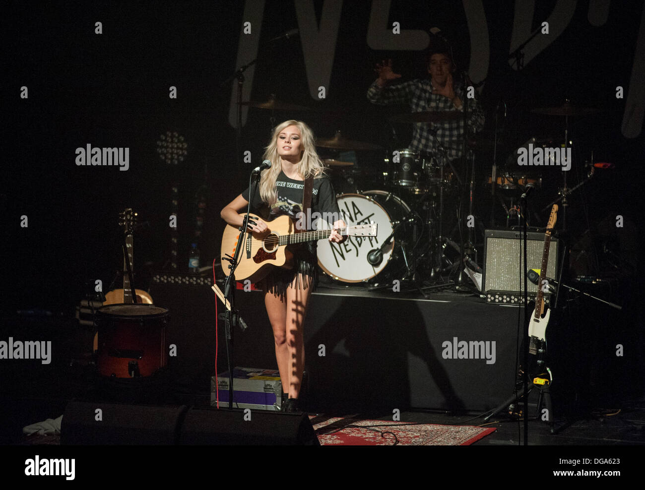 Glasgow, Ecosse, Royaume-Uni. 16 octobre 2013. La chanteuse écossaise Nina Nesbitt joue sur la scène à l'O2 ABC le 16 octobre 2013 à Glasgow, Écosse Crédit : Sam Kovak/Alamy Live News Banque D'Images