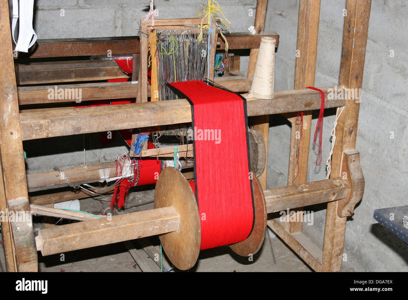 Un métier à tisser en bois pour ceintures dans une maison près de Cotacachi  (Équateur Photo Stock - Alamy