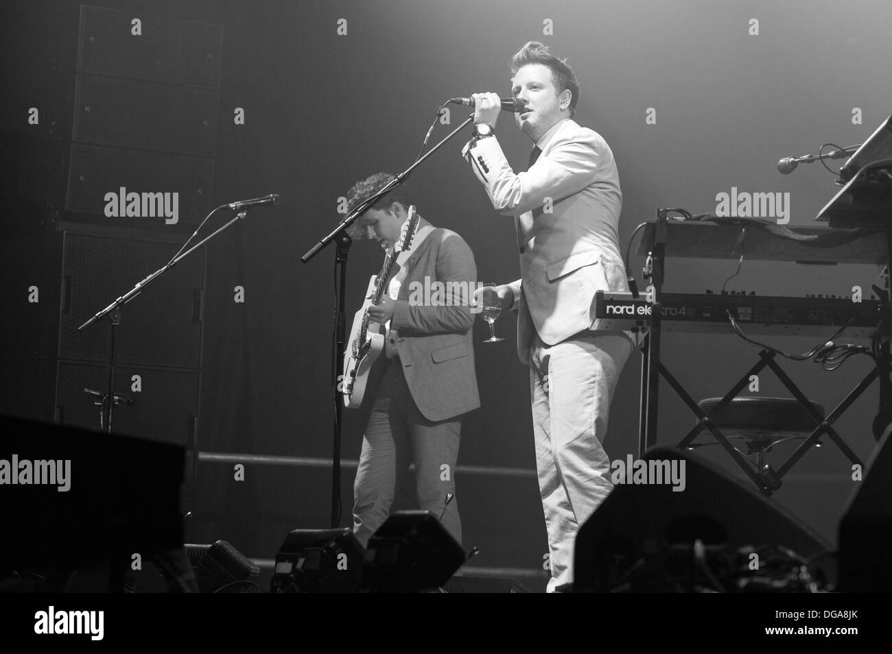 Alex Trimble et Sam Halliday de rock indé nord-irlandais Two Door Cinema Club effectuer au Festival Openair Zurich 2013. Banque D'Images