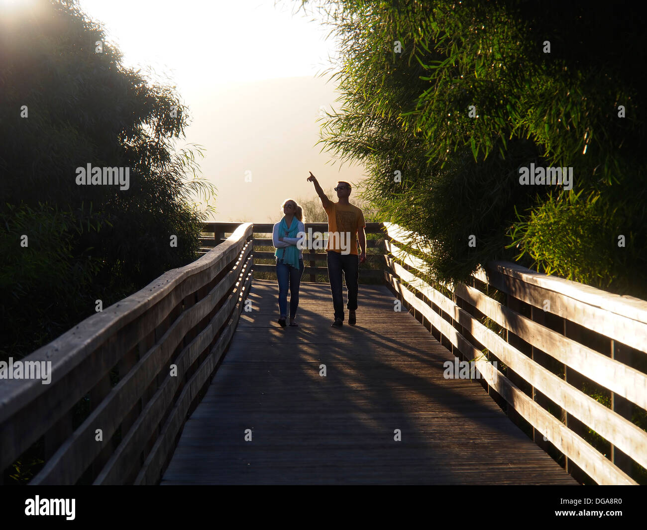 Les gens qui marchent sur la promenade en bois Banque D'Images