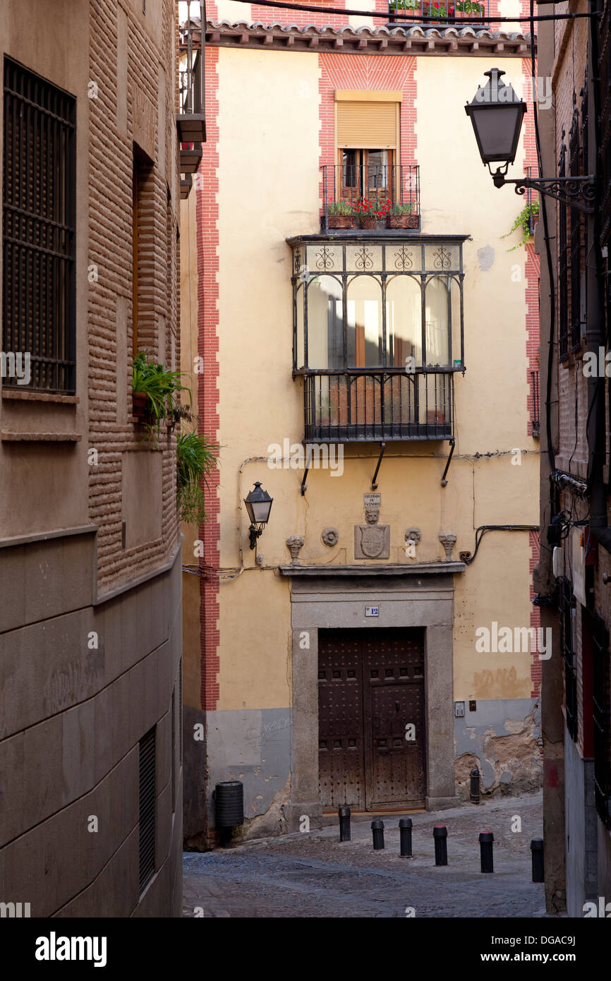 Alley avec balcon à Tolède, Espagne Banque D'Images